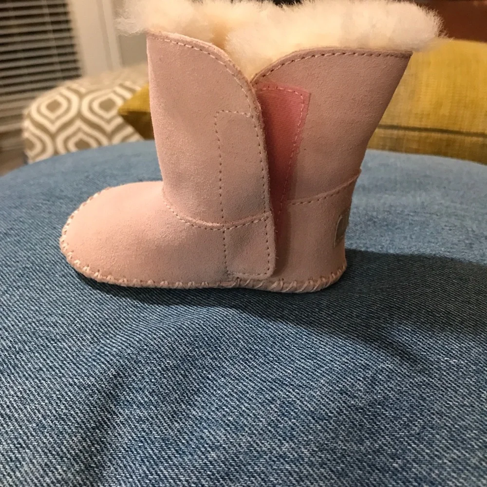 NEW UGG ERIN BABY PINK CRIB BOOTIES SIZE 01 EUC